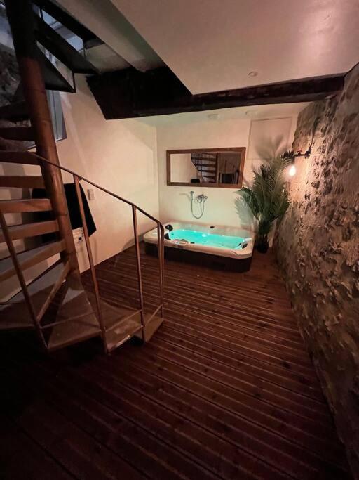 Maison Suspendue Avec Jacuzzi Privatif بونت-أون-روايان المظهر الخارجي الصورة